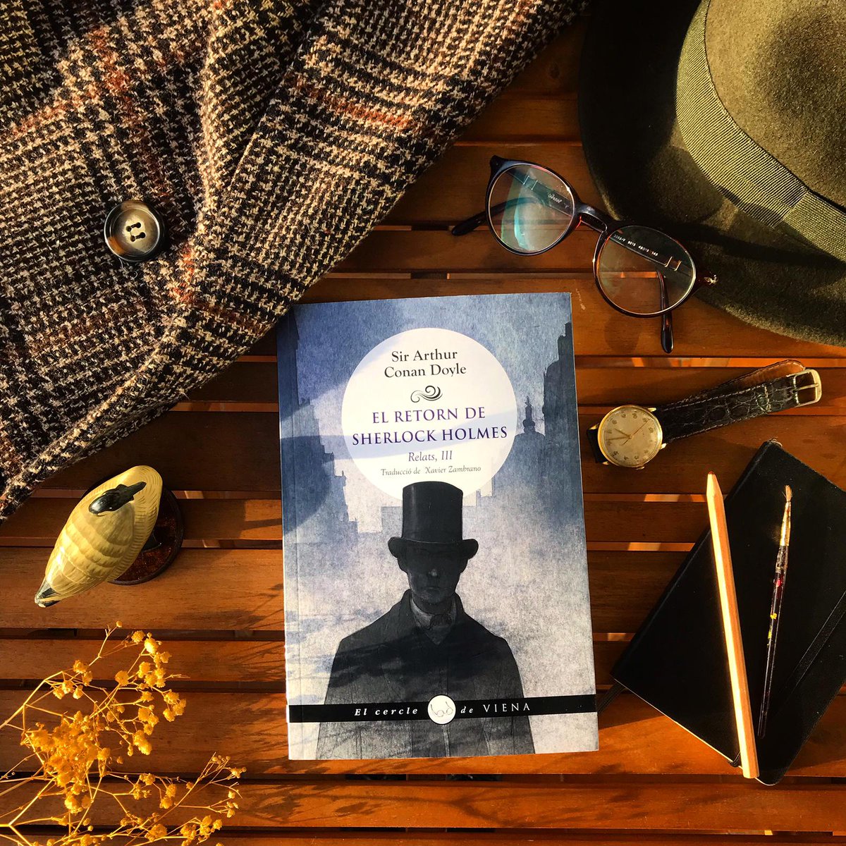 Viena_Edicions's tweet photo. #lectorsdeviena demà teniu una cita amb en Sherlock!
Presentació del llibre “El Retorn de Sherlock Holmes. Relats III” de Sir Arthur Conan Doyle. L’acte tindrà lloc dijous 30 de gener a la Biblioteca Pública Arús Barcelona, a les 7 de la tarda. Aforament limitat
(Cal reservar)👇 https://t.co/UoxoNeA6P0