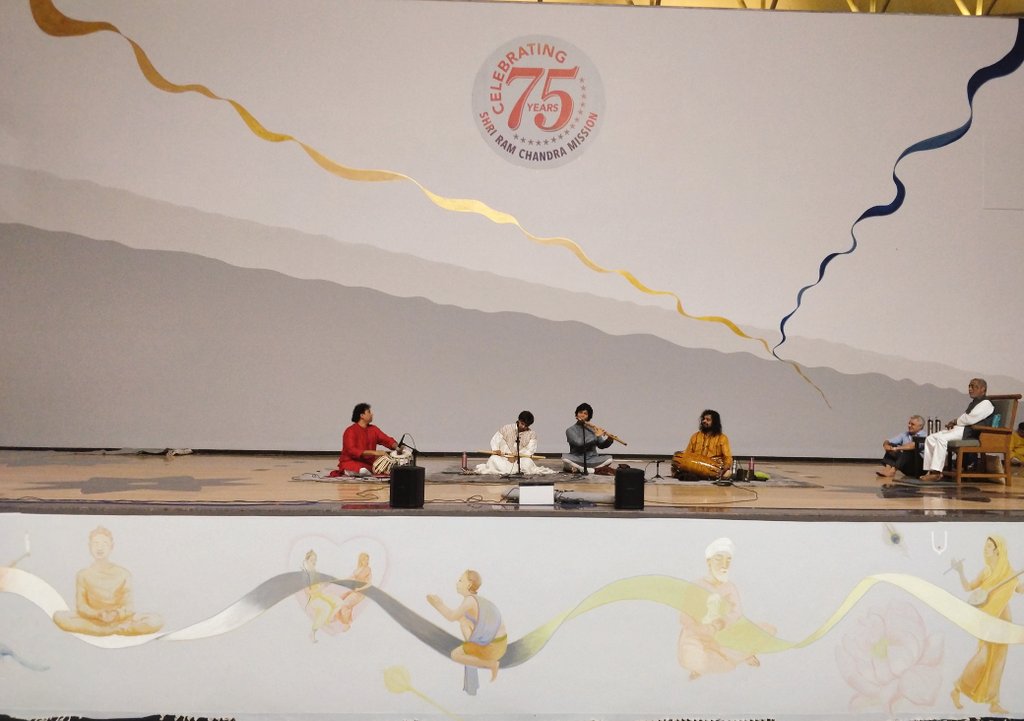 Renowned flutist Rakesh Chaurasia & @shashankflute play at the Grand Inauguration of the Worldโs Largest Meditation hall at @kanhashantivan.
#heartfulness #daaji #75yearsofSRCM #mykanhastory #meditation #music #ClassicalMusic https://t.co/FOdTPIlEc1