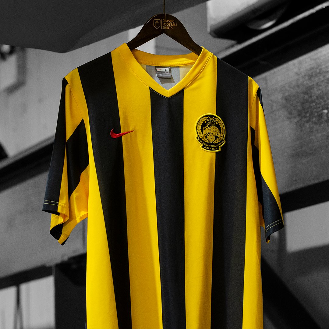 Bandido Saqueo Predicar Classic Football Shirts on Twitter: "Malaysia 2007-08 by Nike Can you think  of any more yellow and black striped shirts? https://t.co/fcRNJexdEA" /  Twitter