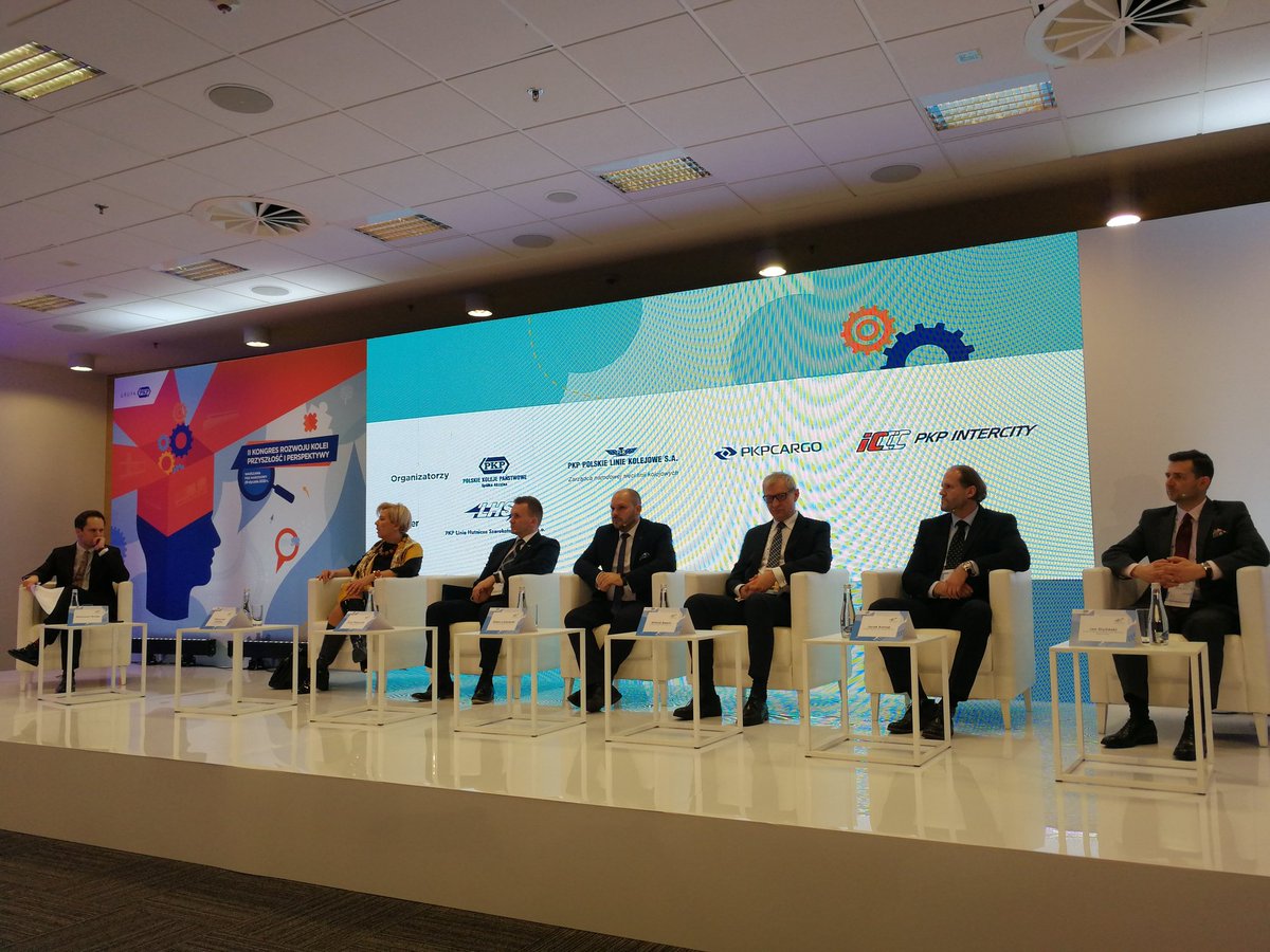 kolej2023's tweet photo. Trwa panel dotyczący współpracy z wykonawcami. Uczestnicy debaty dyskutują nad tym, jakie jeszcze działania należy podjąć, by usprawnić procedury oraz warunki współpracy z wykonawcami i producentami #kolej2023 https://t.co/dCbK5Al4gM