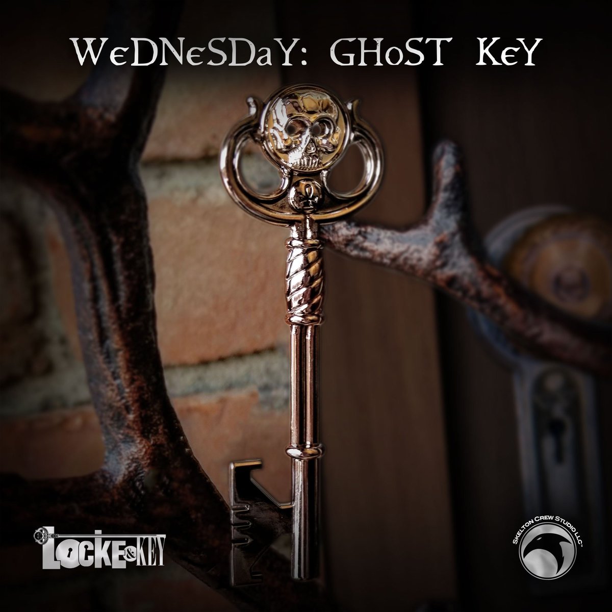 SkeltonCrew's tweet image. Happy 4th day of our 12 Days of #Keymas, to celebrate the Netflix premiere of one of our favorite comics #LockeandKey!

We're giving away 1 key everyday with a tag SIGNED by @joe_hill !!
 
🗝️LIKE &amp;amp; RT this post for a chance to win the Ghost Key today! 🗝️