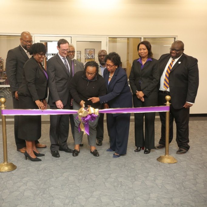 HonorsPvamu's tweet photo. On Tuesday, Prairie View A&M University held a grand opening and ribbon-cutting for its Panther Collaboration and Innovation Commons (Panther C.I.C.). #pvamu #pvhonorsprogram https://t.co/Z9QEeDVxu6