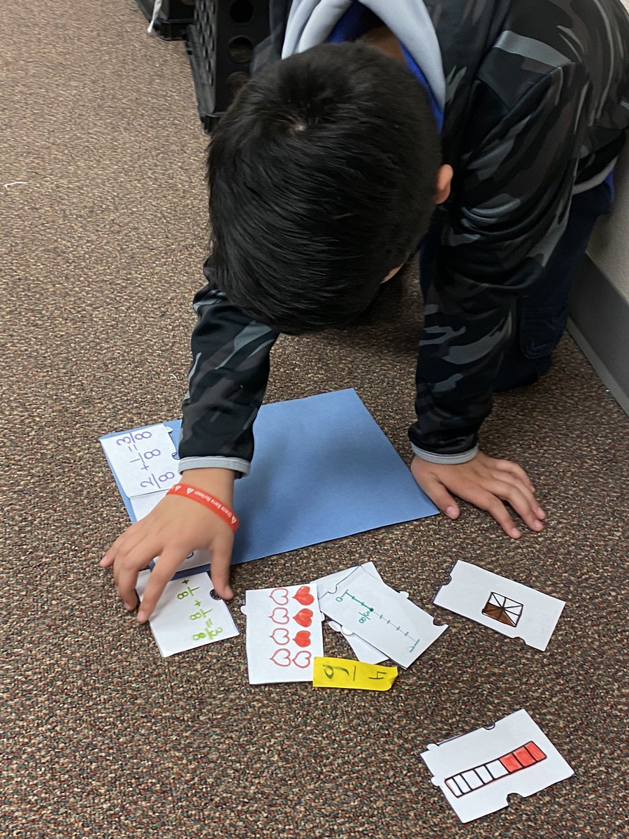 MrsGonzalezDCE's tweet photo. Students solving each other’s FRACTION PUZZLES! https://t.co/iukuVczgOQ
