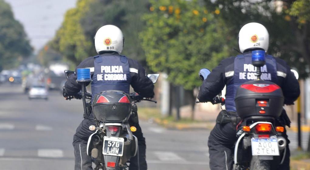 PoliciaCbaOf's tweet photo. #DttoIII. Bº Güemes. Personal policial logró la #Aprehensión de un hombre, quien momentos antes había ingresado a un comercio del sector y había sustraído pertenencias. En el procedimiento se secuestró una parrilla para hornalla, un brasero de mesa y dos planchas biferas. #DSZO https://t.co/DNQD1vncWy