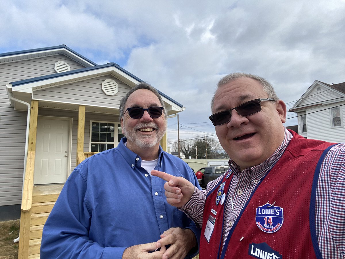 kevinmedinscop1's tweet photo. Dan Cota - Pro Sales Manager, myself as DMIS and Store Team Bristol, TN - #2591 in partnership with Pro Customer ASP (Appalachia Service Project), a new construction home using Lowe’s for materials/labor. @1280Market @2Lead4Success @GaryatLowes @2591Lowes https://t.co/YUgoz7XH7L