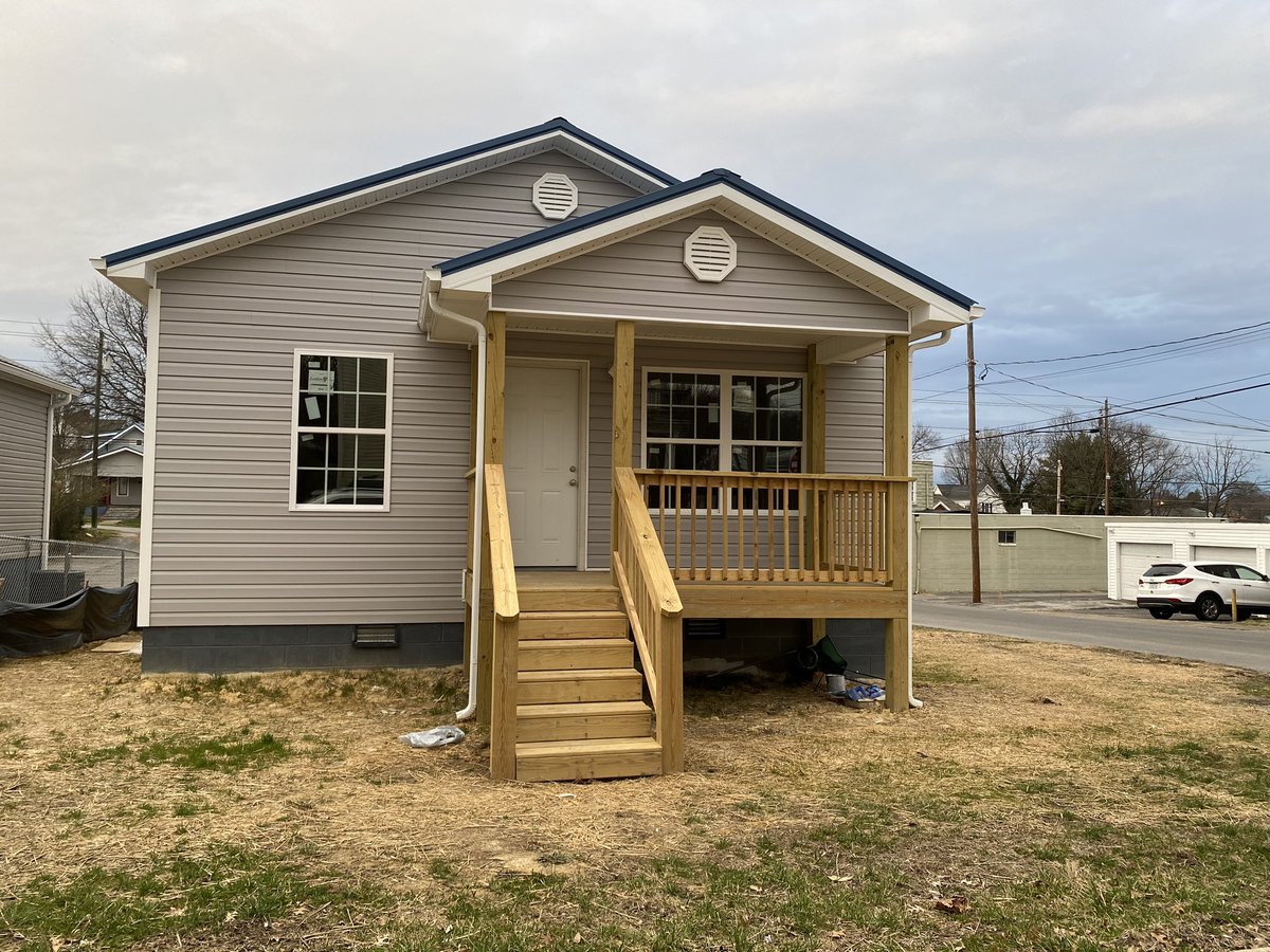 kevinmedinscop1's tweet photo. Dan Cota - Pro Sales Manager, myself as DMIS and Store Team Bristol, TN - #2591 in partnership with Pro Customer ASP (Appalachia Service Project), a new construction home using Lowe’s for materials/labor. @1280Market @2Lead4Success @GaryatLowes @2591Lowes https://t.co/YUgoz7XH7L