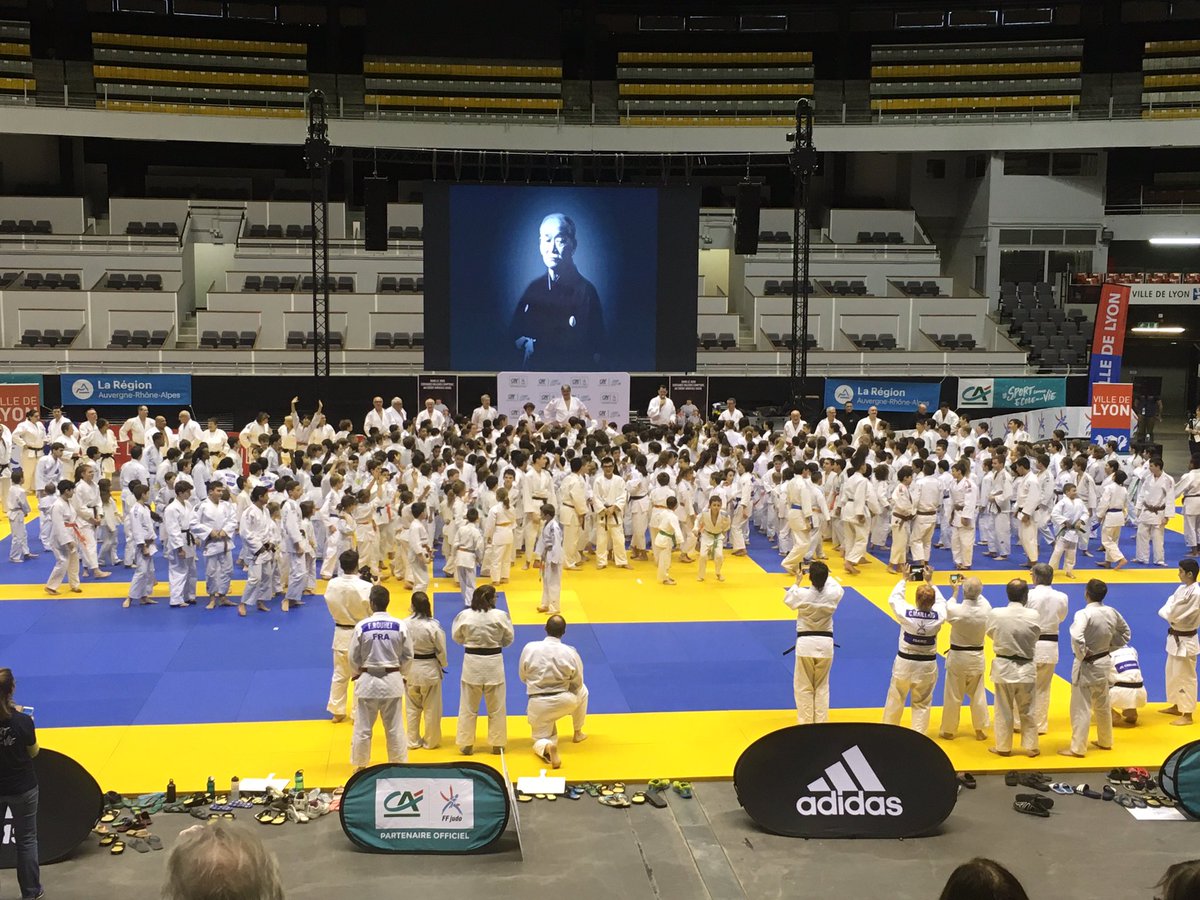 Un beau moment de partage et de valeurs autour de judokas petits et grands  :
les rêves commencent tout petit  ...#sportecoledelavie <a href="/nadphotocom/">Nadege Gerente</a> <a href="/ca_centrest/">Crédit Agricole Centre-est</a> @ffjudo_officiel <a href="/MarcBalas/">Marcela Balaski</a> <a href="/delphalamo/">Delphine Alamo</a> <a href="/lapaluje/">Jerome Paluzzano</a> <a href="/MohamedMliss/">Mliss</a>