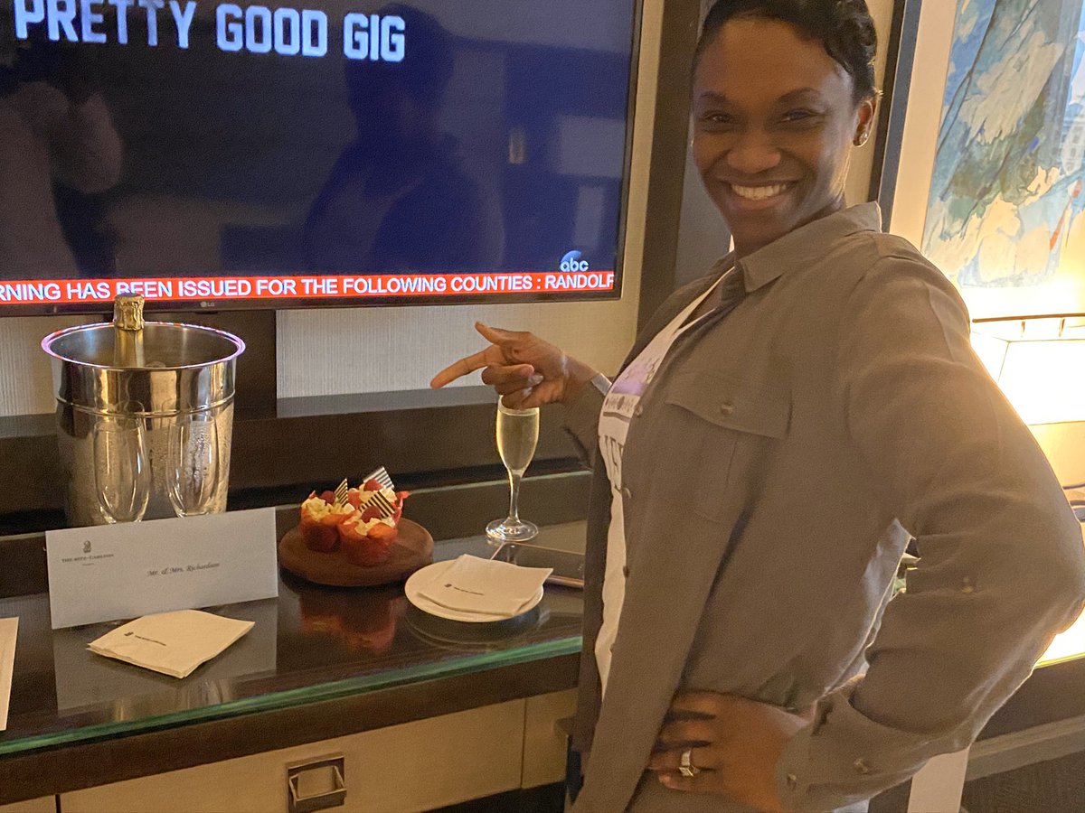 markkell07's tweet photo. When you walk in your hotel and your hubby has a bottle waiting for you. @RitzCarlton #hurrybackhome #Hawaii #iamhers #7figures #RealEstate #yallcankeepMiami #LOL https://t.co/f1myGWnfJy