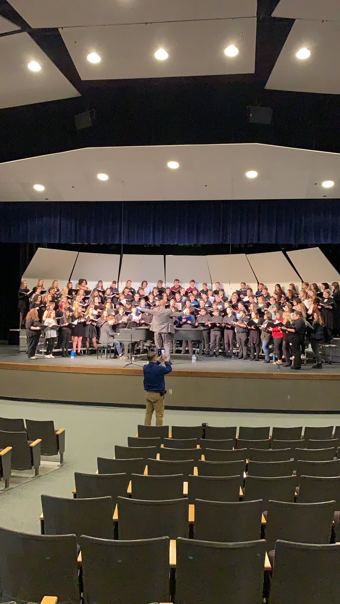 ClintonChoirs's tweet photo. Honors choir rehearsing at the Rock Valley Honors Choir festival #becougarproud @clintonwischool https://t.co/kmHgKnBuqB
