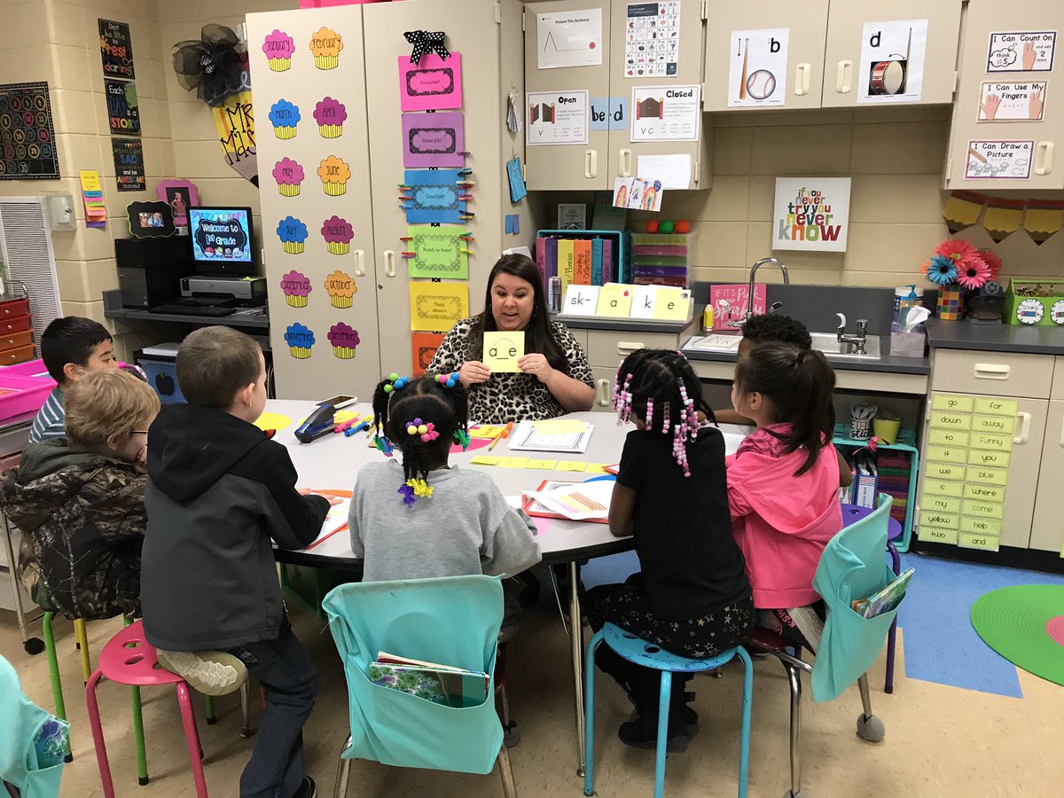 Vail_Smith's tweet photo. Mrs. Erika Mason shows first grade students what #bestworkever looks like with Phonics Instruction and centers focused around learning to read and write. Love the snowman ⛄️ theme! @JEFCOED @susanremick16 https://t.co/SWXIOlhMhB