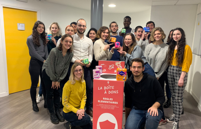 lillefrance's tweet photo. [SOLIDARITÉ] ♀
Des boîtes à dons de protections périodiques installées dans les mairies de quartier de #Lille et à la Maison des Assos.
Objectif : redistribuer les produits aux femmes en situation de précarité. Une initiative du @clj_lille.
👉 Infos : https://t.co/pCFMnpU5Ys https://t.co/QteFgwz4IJ