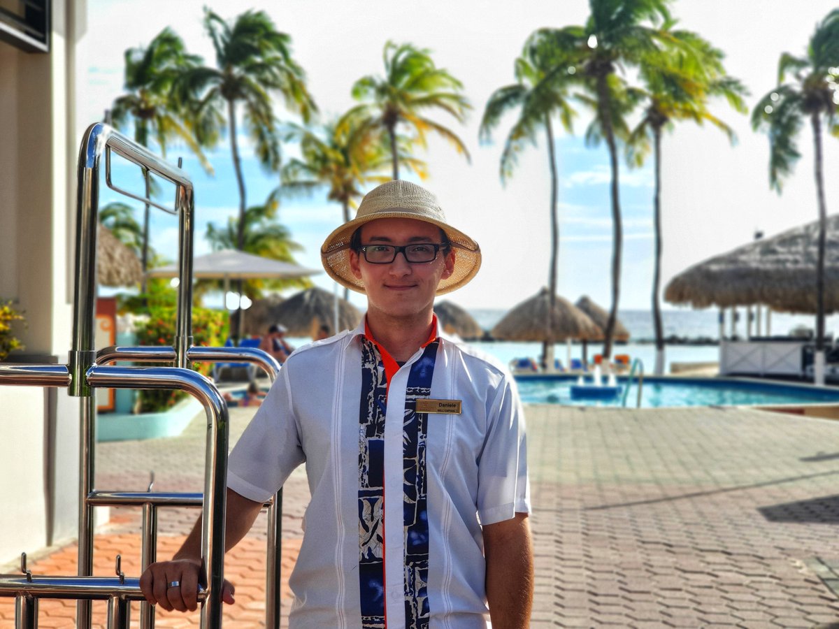 SunscapeCuracao's tweet photo. "Your #UnlimitedFun® experience comes with attentive service and pleasant smiles, because we love what we do. And what we love is making you and your family having the best #vacation of your lifes!😀🌴
 #SunscapeCuracao #TravelTuesday #Cuaracao" https://t.co/xS5ZwcJ5Ds