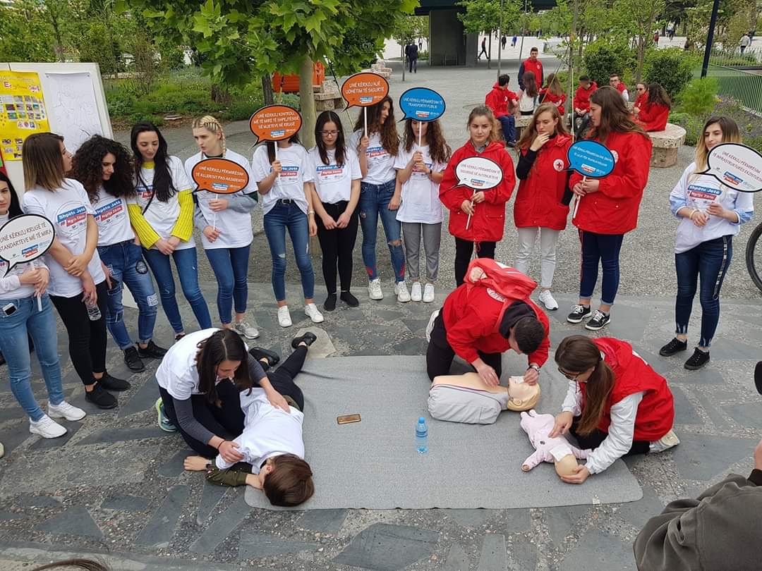 RedCrossAlbania's tweet photo. In 2019, the total no of road accidents in 🇦🇱 was 1498 (171 killed persons).
Albanian Red Cross with support from #IFRC reaches out to students, teachers and parents with knowledge and tools on road safety.
#Tirana # Durres #Berat #24Schools #SafeToSchool-#SafeToHome https://t.co/vJBicTOYar