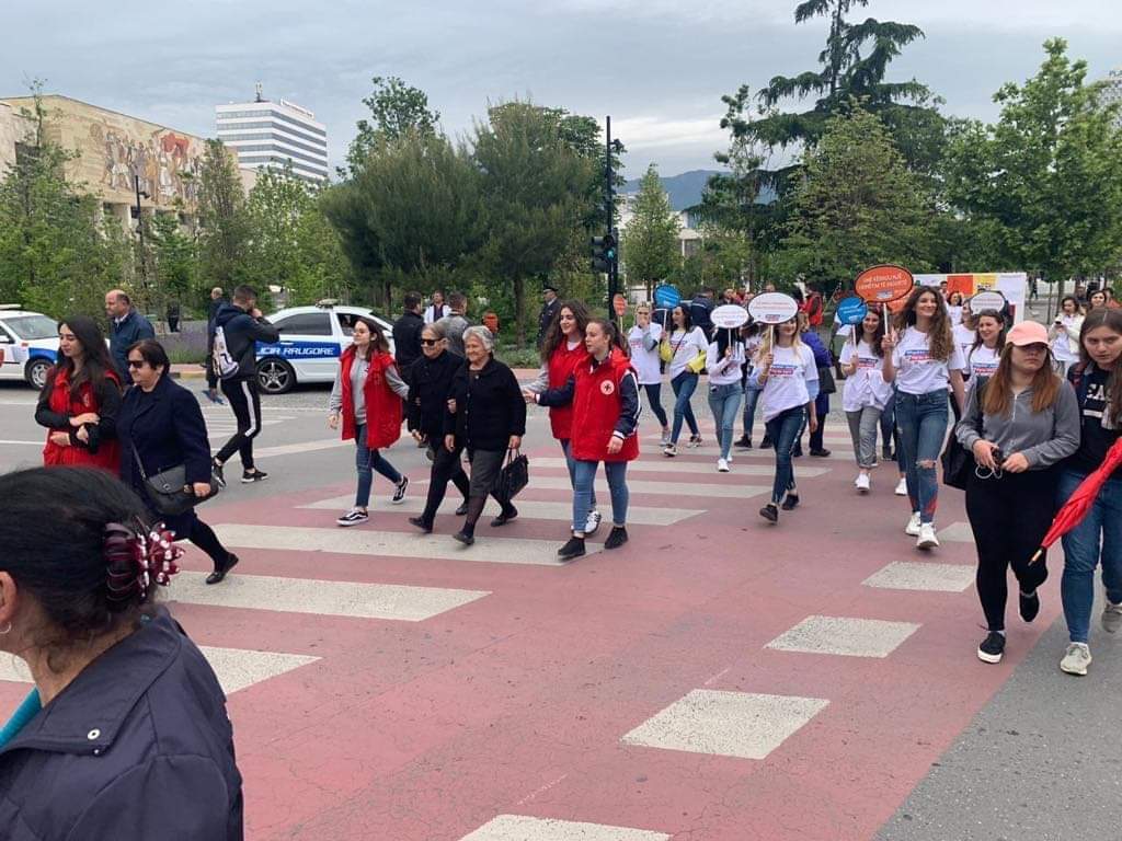 RedCrossAlbania's tweet photo. In 2019, the total no of road accidents in 🇦🇱 was 1498 (171 killed persons).
Albanian Red Cross with support from #IFRC reaches out to students, teachers and parents with knowledge and tools on road safety.
#Tirana # Durres #Berat #24Schools #SafeToSchool-#SafeToHome https://t.co/vJBicTOYar