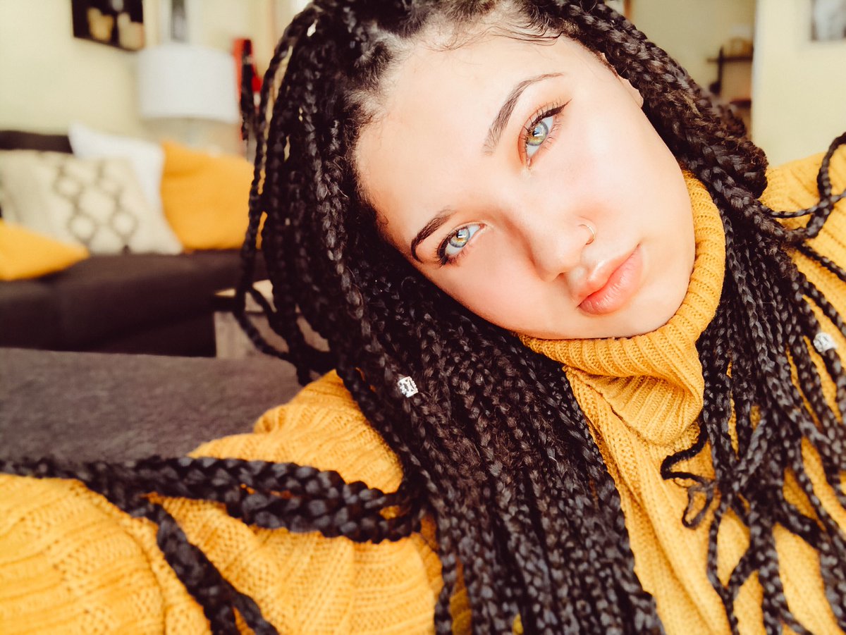 probsjanelle's tweet photo. I love matching the couch pillows 🤓 https://t.co/Nj9MmU8ni0