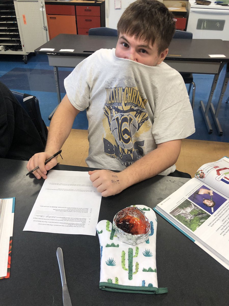 MrsLarson_VH's tweet photo. Today in Science we learned about the rock cycle by creating sedimentary, metamorphic and igneous rocks using starbursts! @ChrismanBears @ISDSchools #isdstrong #isdscience https://t.co/3pvRO1DeEw