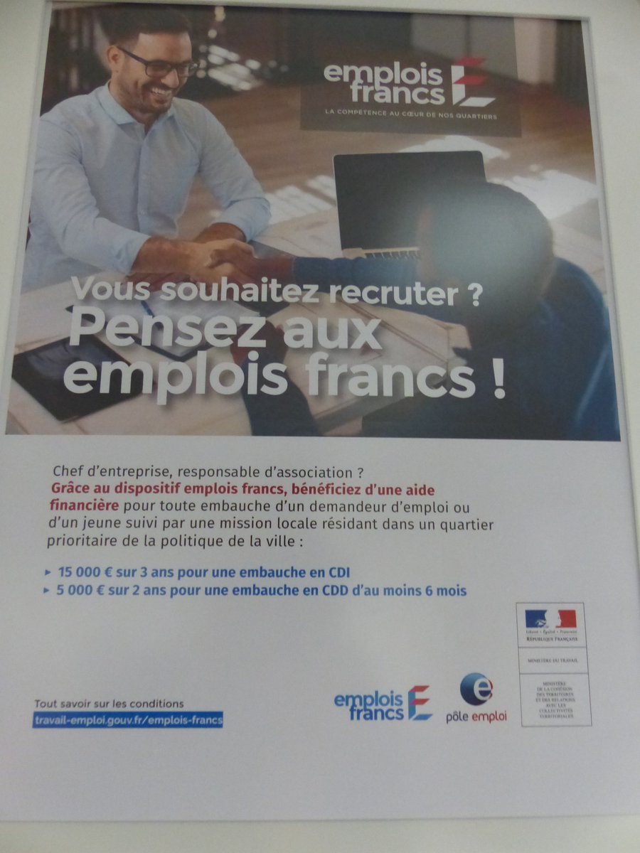 Prefet45_Centre's tweet photo. [#Emploisfrancs] Le préfet, Pierre POUËSSEL, @vcoppensmenager directrice régionale de @poleemploi_RCVL  ont signé, le 1er #emploifranc de la #RCVL dans le #QPV de la Source. Pour en savoir plus : https://t.co/gTjuqEE2i3 https://t.co/WRoif4nA77