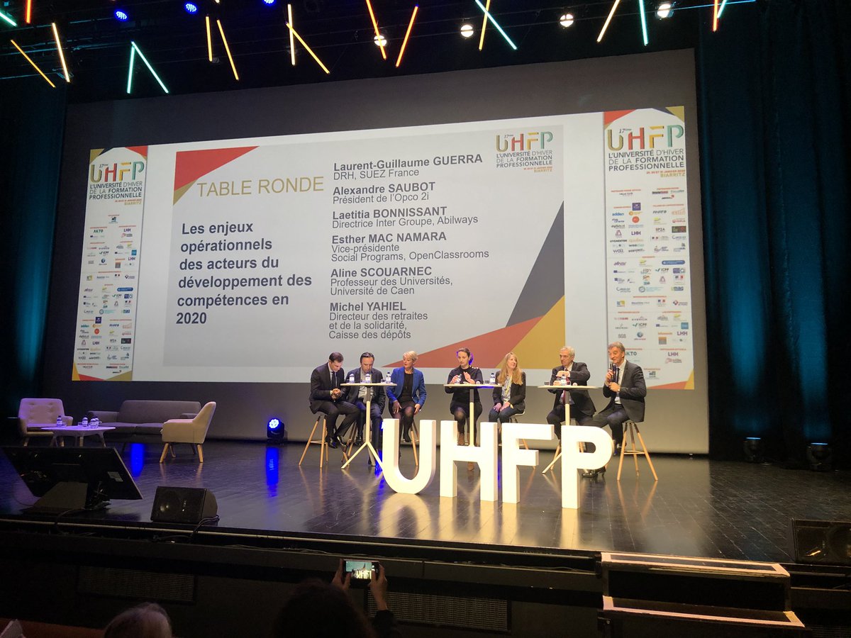 centreinffo's tweet photo. #UHFP2020 Place à la 2e table ronde « Les enjeux opérationnels des acteurs du développement des compétences » avec 
📌Laetitia Bonnissant
📌Laurent-Guillaume Guerra 
📌Esther Mac Namara 
📌Alexandre Saubot 
📌Aline Scouarnec 
📌Michel Yahiel https://t.co/aYZZgYUfhN