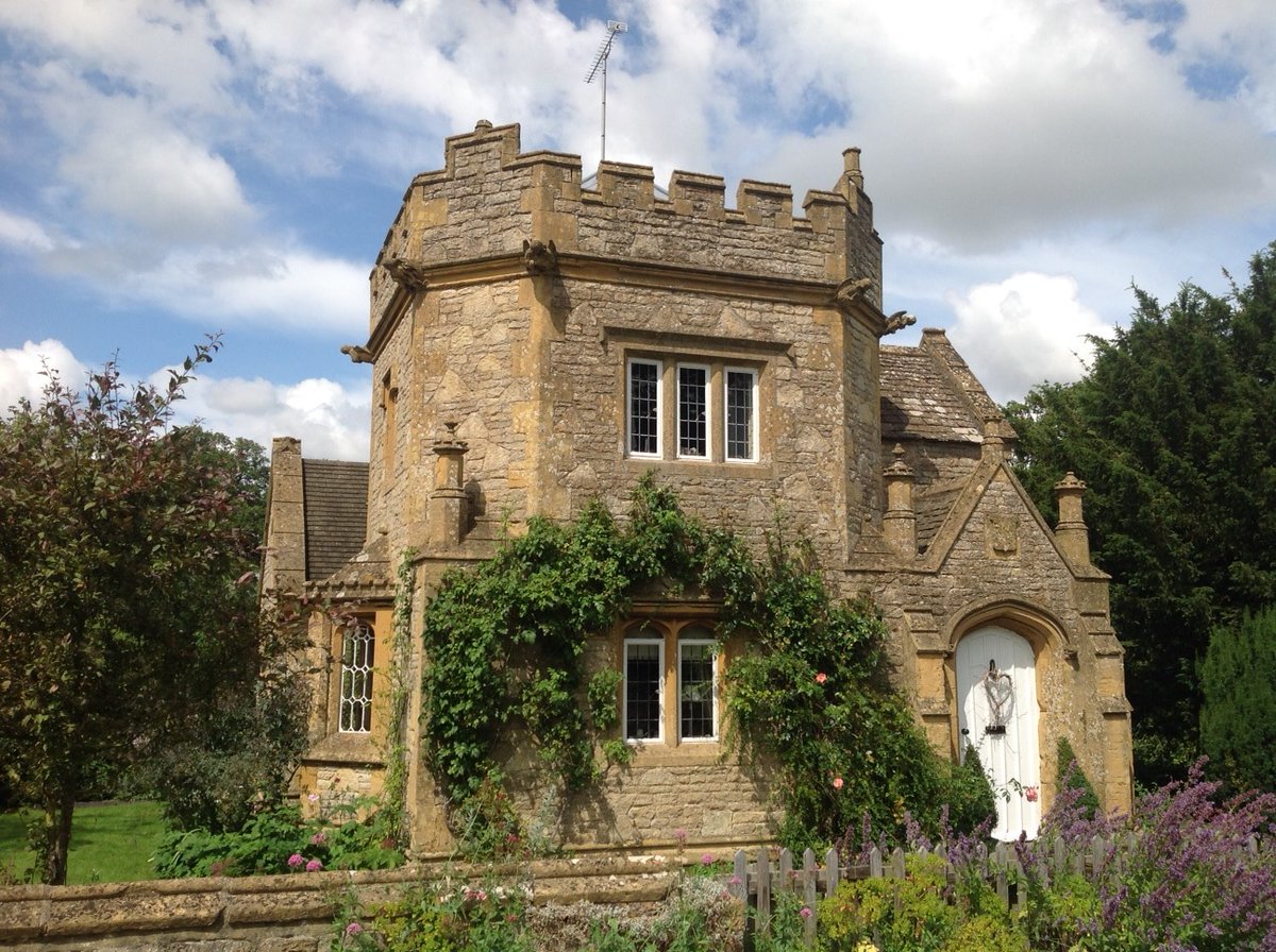 Daytrip from London. Escape to the country. 6 hour tour of the #Cotswolds with a cream tea inside my thatched roof private family home 1h30m by direct train #Michigan #Minnesota #Missouri #Montana #Nebraska #Nevada #NewHampshire #NewJersey #NewMexico #NEWYORK #NorthCarolina #QLD