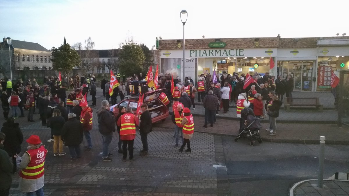 YassineAzoug's tweet photo. À #Vierzon, une centaine de personnes sont réunies au Forum République pour protester contre la réforme des retraites. #ReformeRetraites https://t.co/xk6rXfZKHm