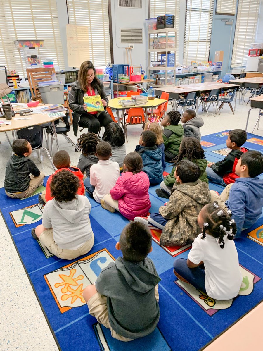 DcpsLiteracy's tweet photo. One of the K-5 Literacy specialists reading to students at Englewood Elementary School. 📕 #literacyweek #DCPSreads #booksbeloved #duvalrising #teamduval #GetCaughtReading #FLedu #CLW2020 #flcelebratesliteracy https://t.co/Aou072Fq89
