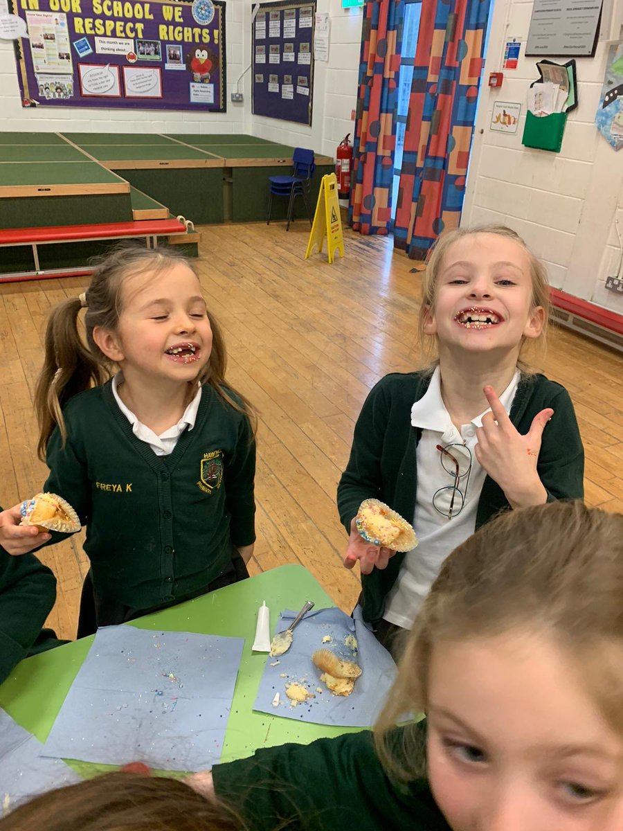 HawthornPrimary's tweet photo. Miss Francis, Mrs Jones and all our super bakers had great fun decorating fairy cakes in today’s #BakeOffClub https://t.co/DUte2tWU2S