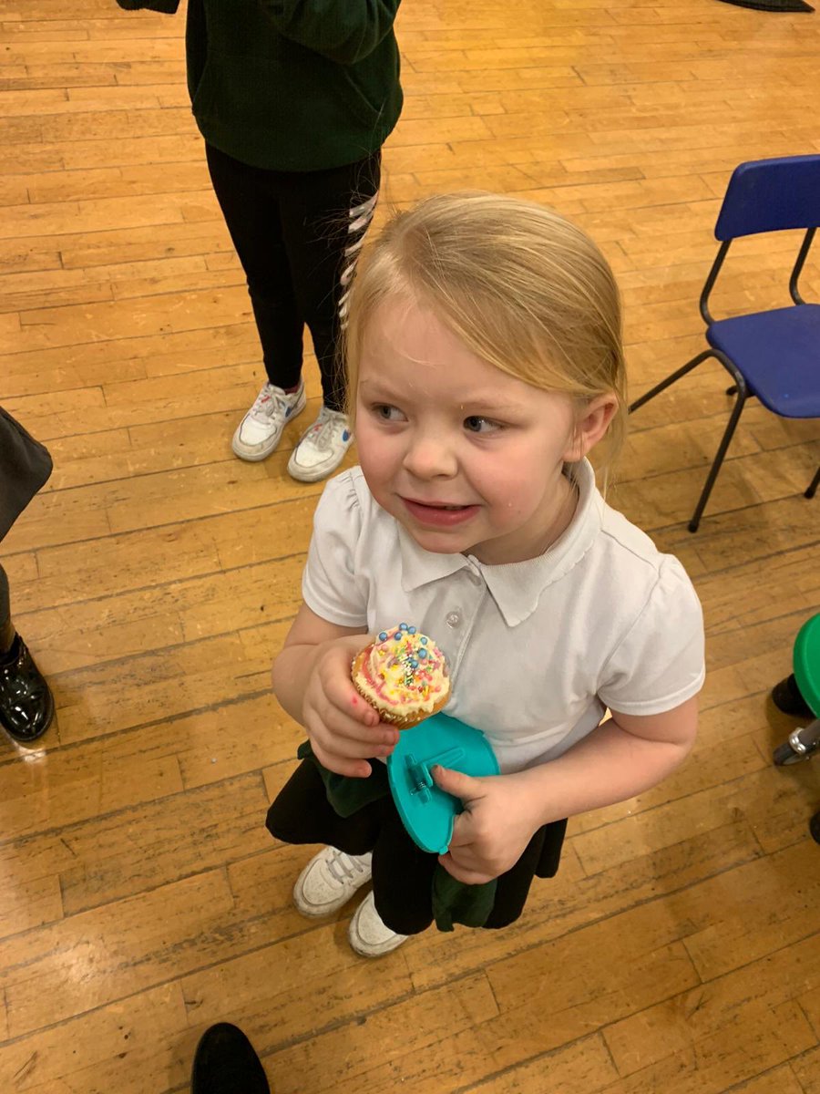 HawthornPrimary's tweet photo. Miss Francis, Mrs Jones and all our super bakers had great fun decorating fairy cakes in today’s #BakeOffClub https://t.co/DUte2tWU2S