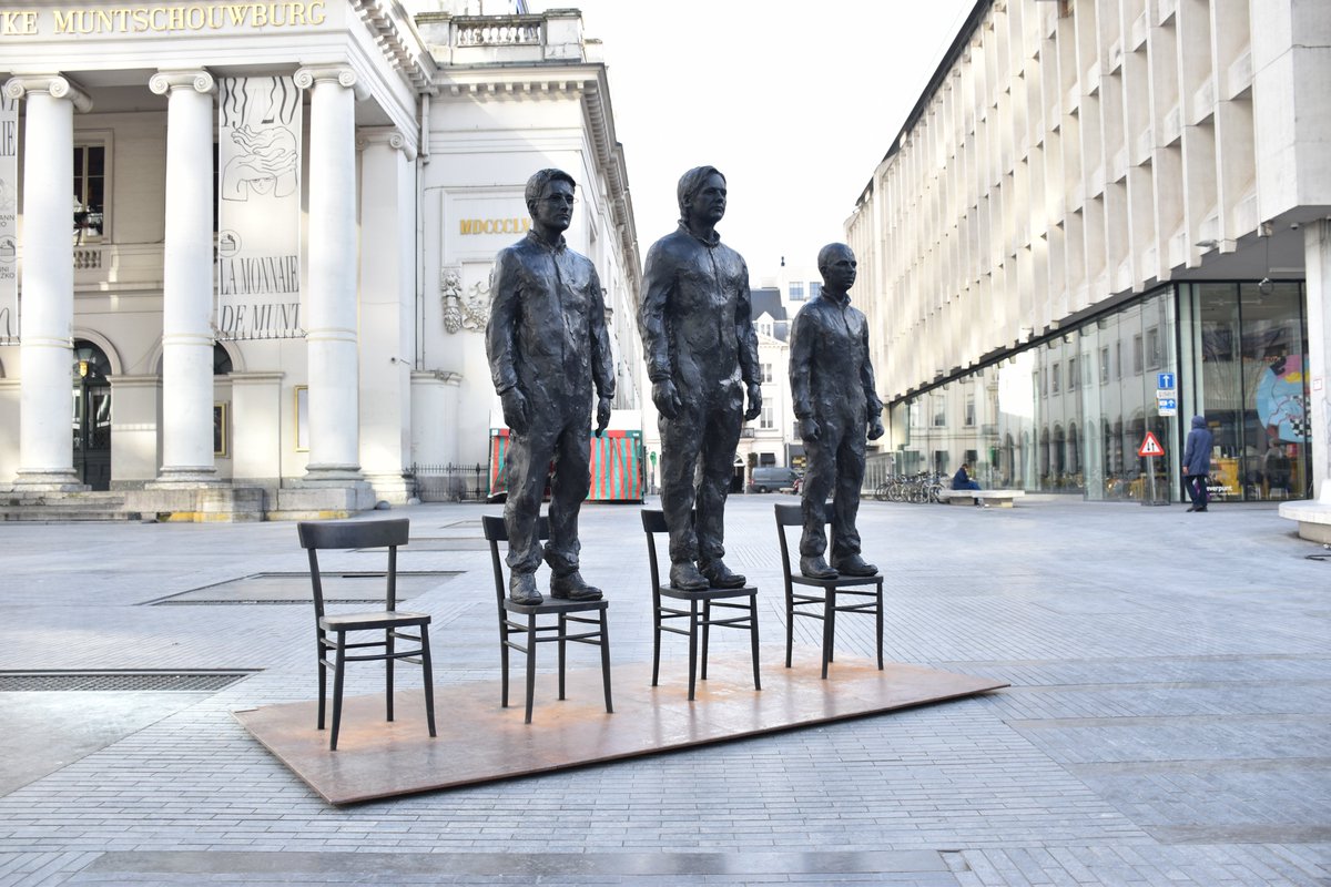 La place de la Monnaie, symboliquement rebaptisée place « Julian Assange » à l’occasion du Assange Day BXL 29.01.2020, accueillait l’œuvre de l’artiste Davide Dormino « Anything to Say », représentant Julian Assange, Bradley/ Chelsea Manning et Edward Snowden. #FreeAssange