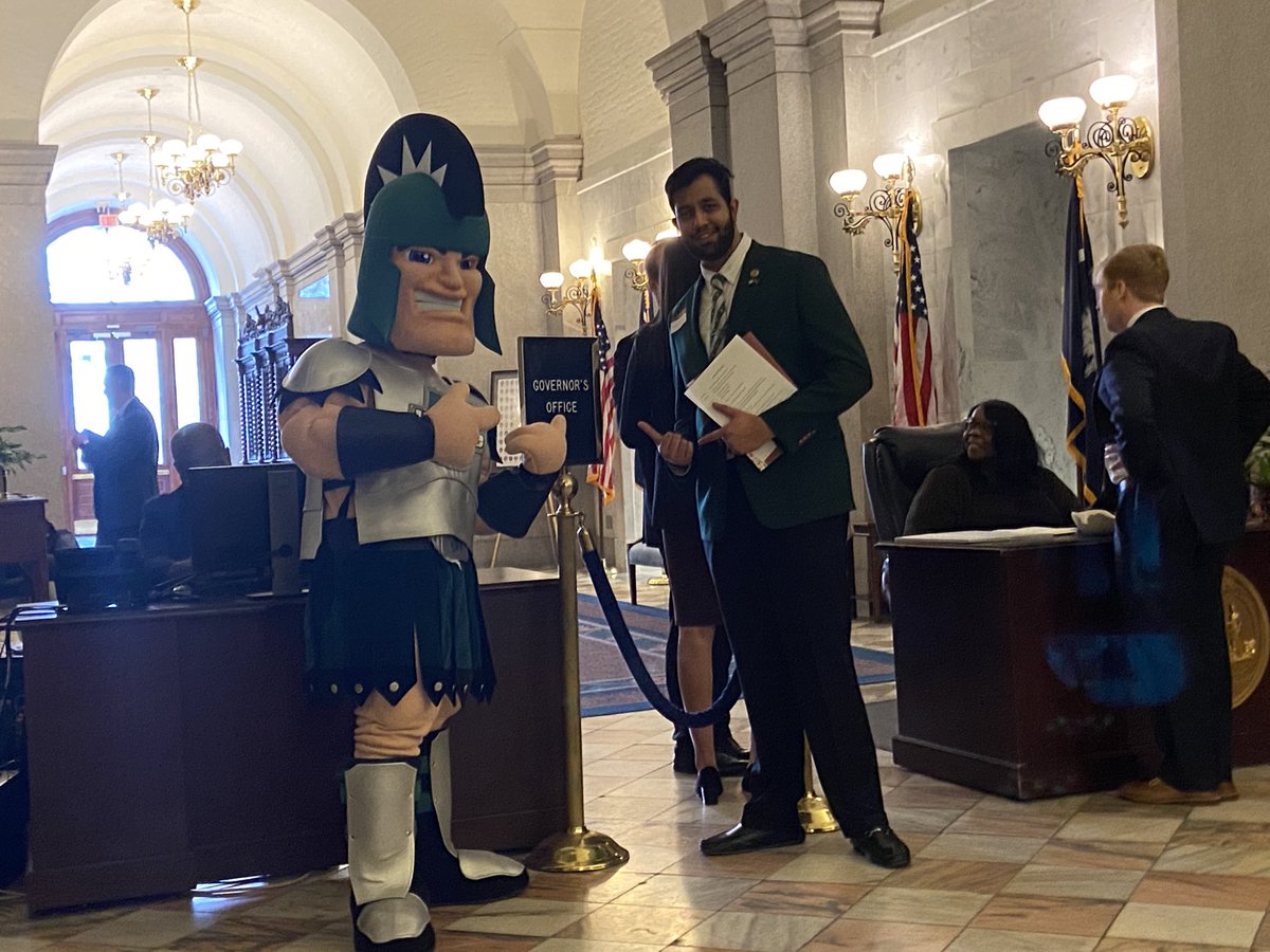 DrAndreFortune's tweet photo. ⁦@USCUpstate⁩ Sparty and SGA President ⁦@SharanR2⁩ wait to meet the SC governor https://t.co/Z2cIQEanh7