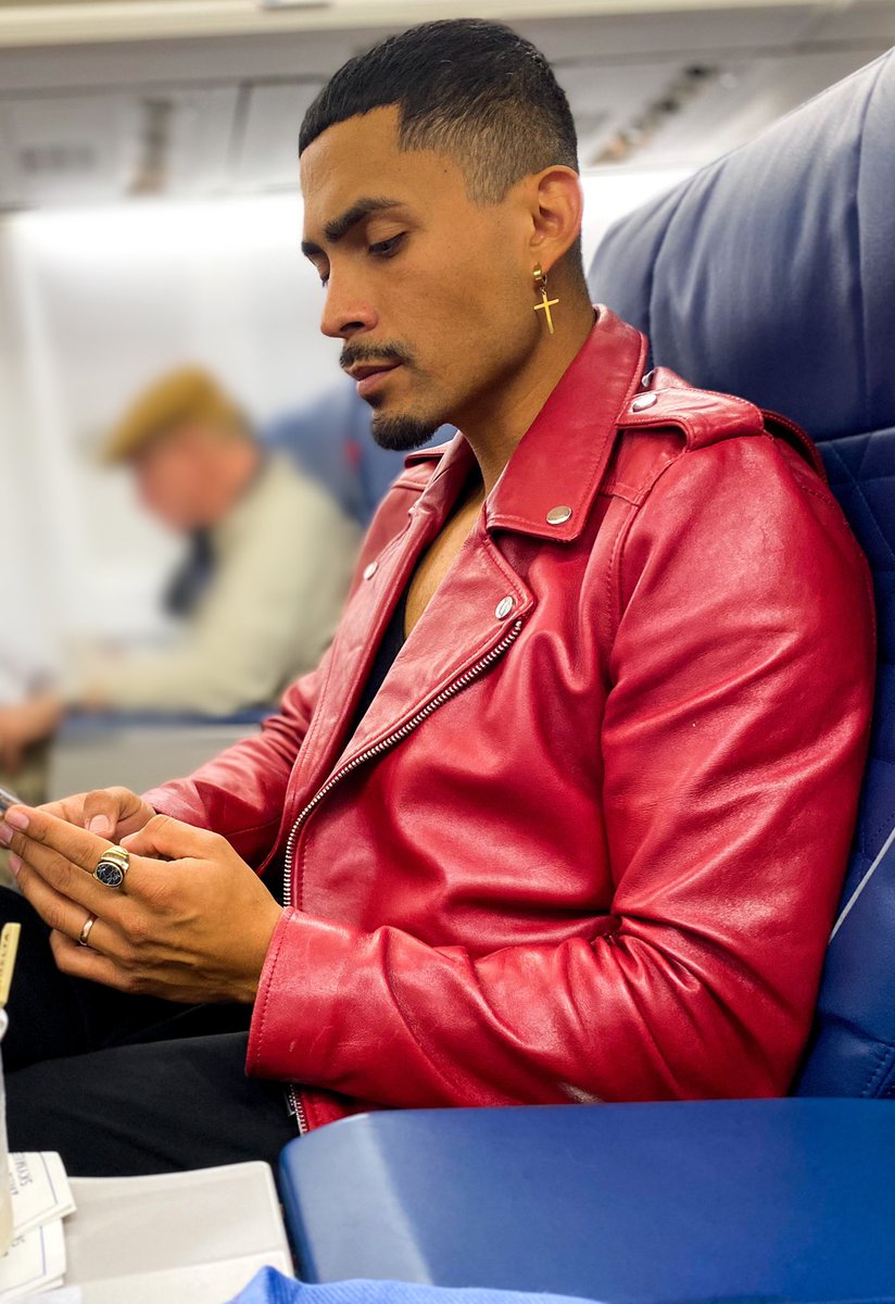 RickyDonovannn's tweet photo. Currently trolling @TomiLahren whilst “popping that p” in first class #thisismylife #queerrights #transrights #immegrantrights #sexpositive #popthatp https://t.co/EULiqSGi2Z