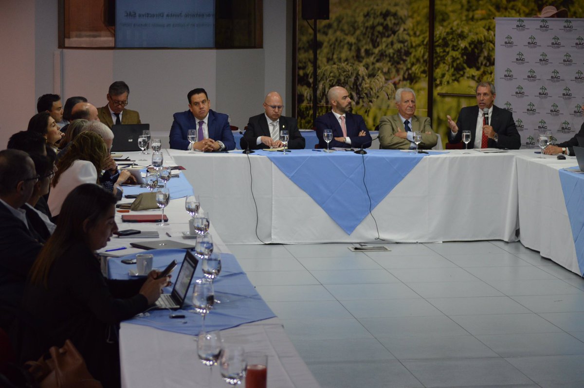 SAColombia's tweet photo. Avanza la #JuntaSAC | #AEstaHora recibimos al director de Parafiscales de la @UGPP_Colombia, Jorge Campillo. La @SAColombia es el primer gremio del país con el que se inicia la agenda de trabajo 2020. ¡Protección social para todos los productores del campo! https://t.co/Od5ccC41xI