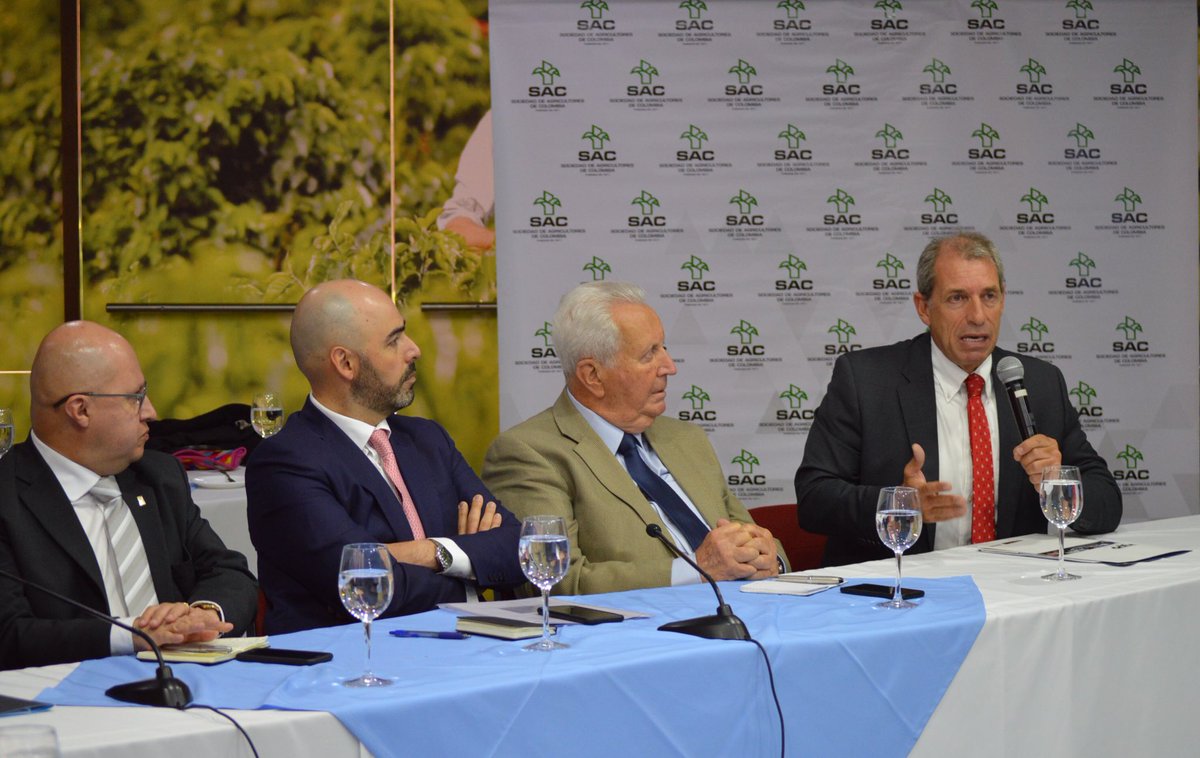 SAColombia's tweet photo. Avanza la #JuntaSAC | #AEstaHora recibimos al director de Parafiscales de la @UGPP_Colombia, Jorge Campillo. La @SAColombia es el primer gremio del país con el que se inicia la agenda de trabajo 2020. ¡Protección social para todos los productores del campo! https://t.co/Od5ccC41xI