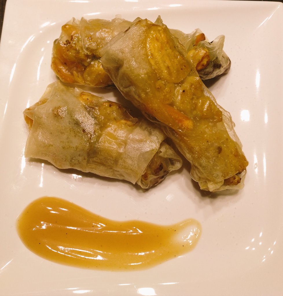 3 Frühlingsrollen mit einem Klecks süß-sauerem Dip