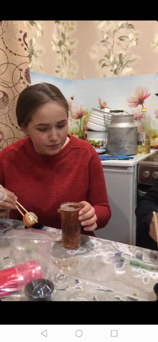 Другие девушки: вино, свечи, роллы, романтика
Я: