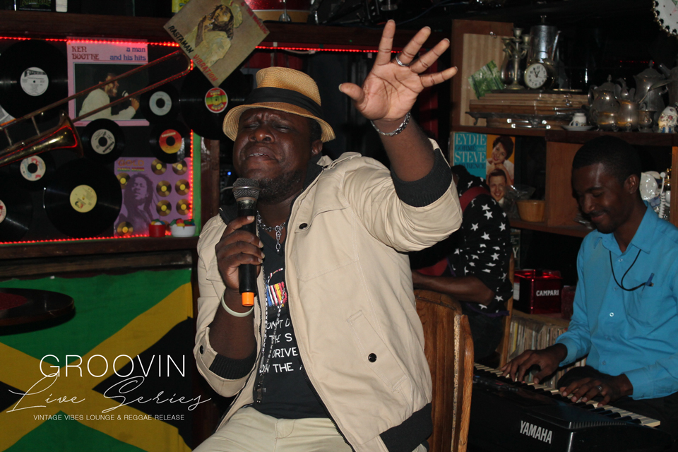 ReggaeRelease's tweet photo. #GroovinMondays Kicking off the 2020# with the right energy @RealDefranco  live at #VintageVibesLounge &amp; Discotheque https://t.co/IH69LMloe0