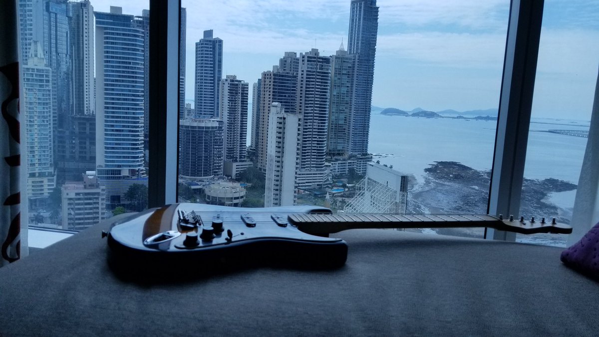 brokensuns's tweet photo. It's a #WorkingVacation. #LongLiveRockAndRoll https://t.co/zMzENcvRmr