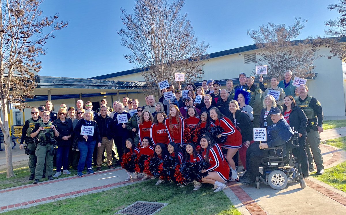 joegreen760's tweet photo. SPECTACULAR start to the morning @BobierBroncos Elementary In @cityofvista @VistaBlueprint spreading kindness! Also got an @WaveCrestCafe breakfast burrito! I LOVE VISTA AND VUSD!! Thanks @mattdoyle171 @TrusteeVargas &amp; district for all you do for our kids! #WAVE #OneTeamOneDream https://t.co/b7NUTV1kSc