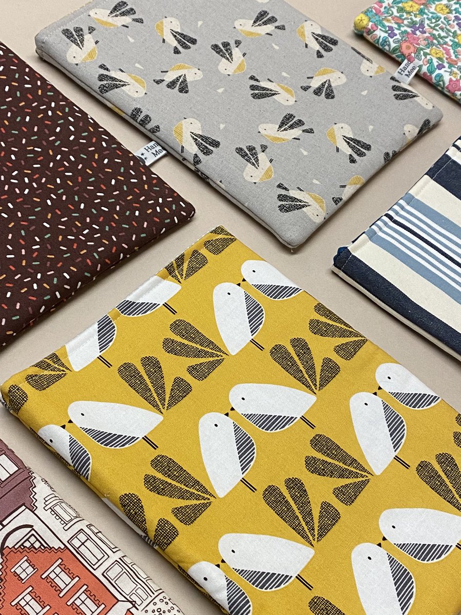 meeliemoon's tweet photo. Need to protect your new book when commuting to work, going to school or college why not try one of our book protecting pouches! https://t.co/b0HSDaJfhO #commute #book #bookprotector #handmade #bookish #bookpouch #cornwall #london #travel https://t.co/e0WTVkOA0Z