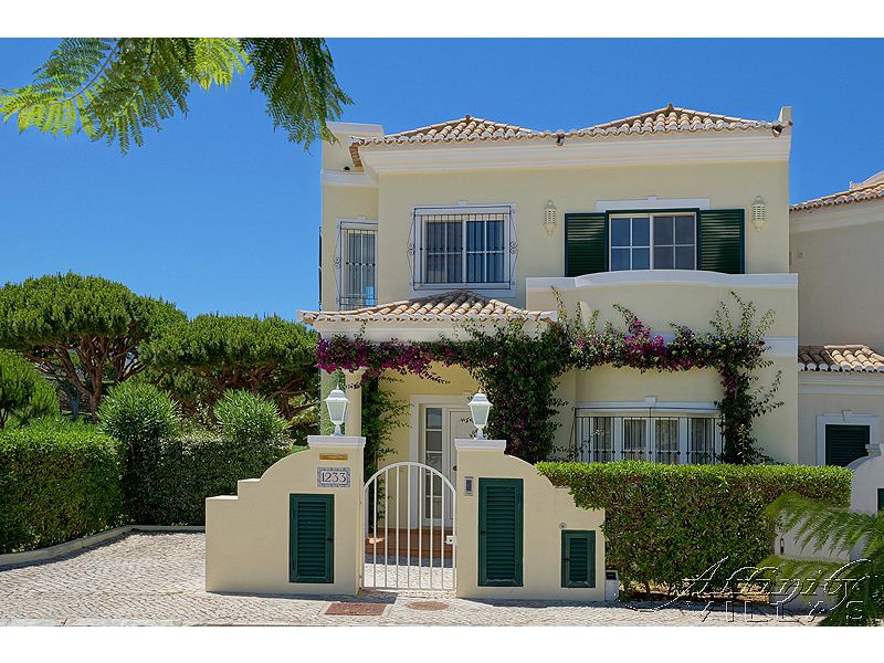 AffinityVillas's tweet photo. Newly available for 2020, we're delighted to offer you this bright, modern and spacious villa overlooking the golf course at Vale do Lobo, #Algarve, #Portugal. Within a gated community, it sleeps 6 and has a heatable private pool &amp; full air conditioning.
https://t.co/b6N3sixtNU https://t.co/rShbAtz8lV