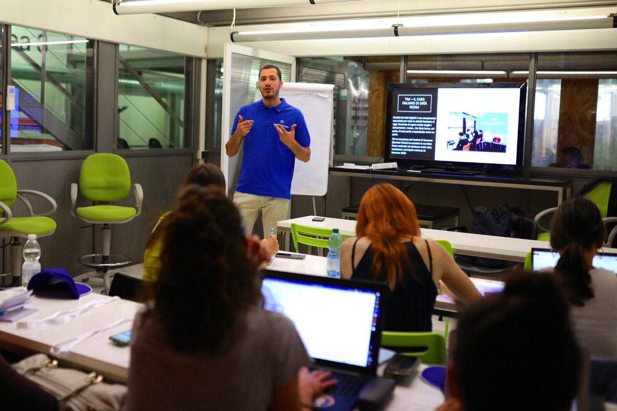 soc_rep's tweet photo. 🚀 Ci siamo, parte l'Academy di #SocialReporters!

Il nostro obiettivo è formare i futuri professionisti della Live Communication e insegnarti a trasformare la tua azienda in una Media Company! 

ISCRIVITI SUBITO, CORSI A NUMERO CHIUSO!⬇️  
https://t.co/ixLq6svpu8 https://t.co/ZLr8JN373G