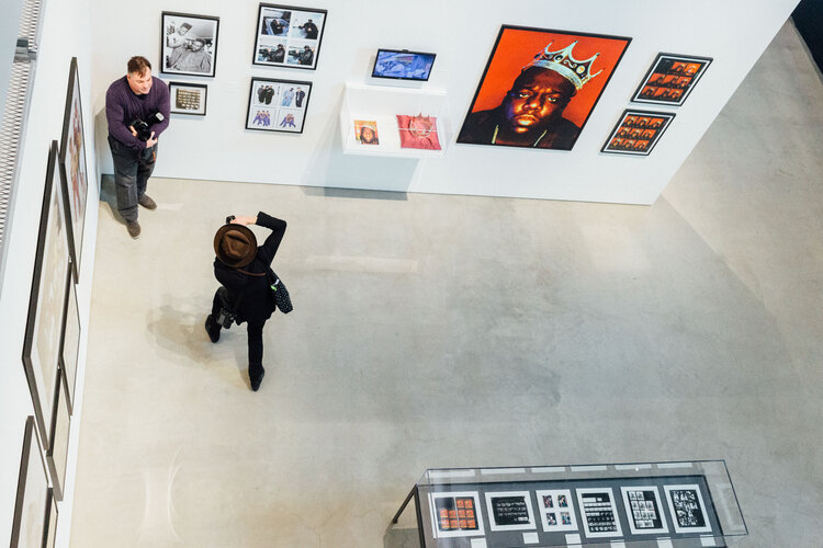 MuseeMagazine's tweet photo. Here is the new #ArtOut, the #exhibition at #ICP International Center of #photography at Essex Crossing with a bang, starting with "Contact High" with A Visual History of Hip Hop. #KanyeWest #JayZ #Biggiesmalls #hiphop  
The Exhibition is available from Jan 25-May 18, 2020 https://t.co/uSYL3tylG2