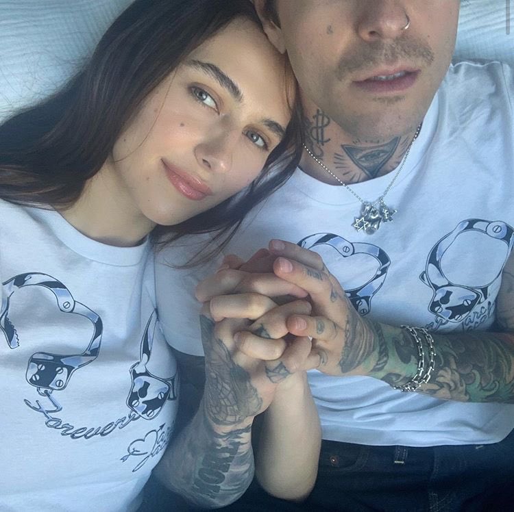 thenbhdBRA's tweet photo. TOGETHER FOREVER! | A camiseta fruto da colaboração de Jesse e Devon com a marca @marcjacobs já está disponível para compra!
https://t.co/EAQNIBl8R1 https://t.co/x4JoMzHuu1