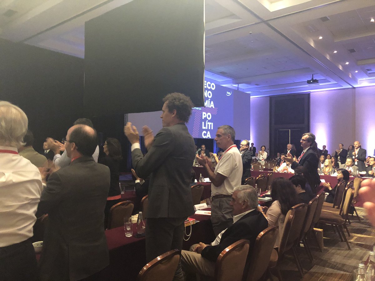 PgallardoPulso's tweet photo. Finaliza la presentación del ministro Briones con una ovación de los presentes, que se ponen de pie @pulso_tw https://t.co/At8LXzlUHF