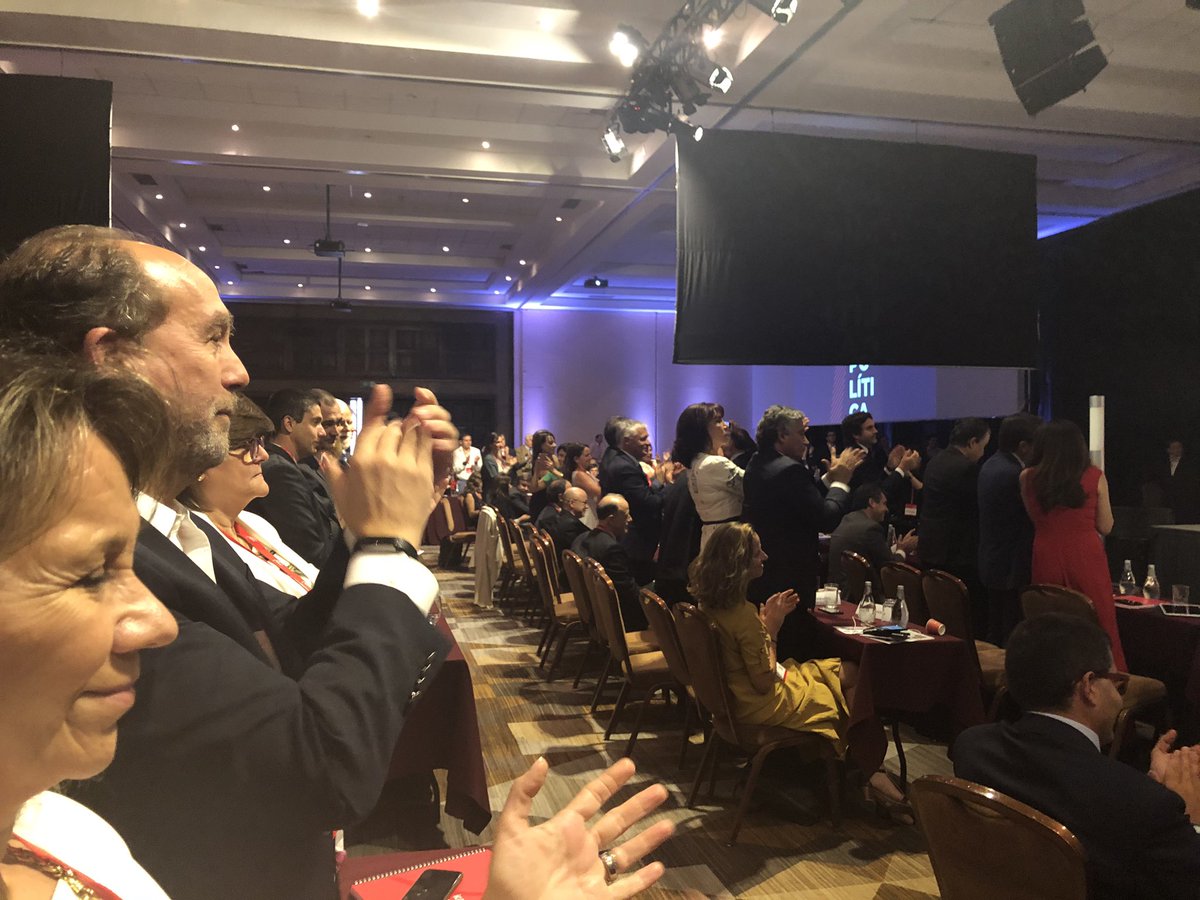 PgallardoPulso's tweet photo. Finaliza la presentación del ministro Briones con una ovación de los presentes, que se ponen de pie @pulso_tw https://t.co/At8LXzlUHF