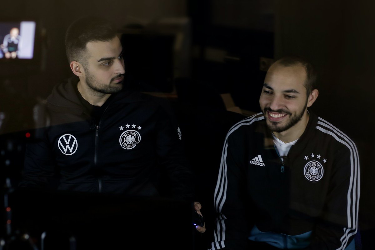 DFB_eSports's tweet photo. Wenn dein Kumpel sagt, dass FIFA besser als PES ist 😂 Unsere Videoreihe mit @MoAuba und @Mehrab_Es kommt bald online 👀 #FIFAxPES #eNationalmannschaft https://t.co/1YU6iy5tfj
