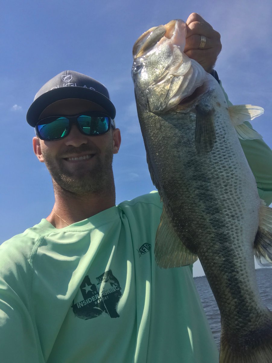 TIFRTV's tweet photo. When the weight looks likes this you definitely take a #BassSelfie. πΈ @startron @Starbriteinc Middle Fresh Region Guide Matt Loetscher. || #Lunker #BassFishing #Bass #Fishing #BasFishingNation #BassAngler #TexasAngler #HumpDay https://t.co/TT2O1lDEWj