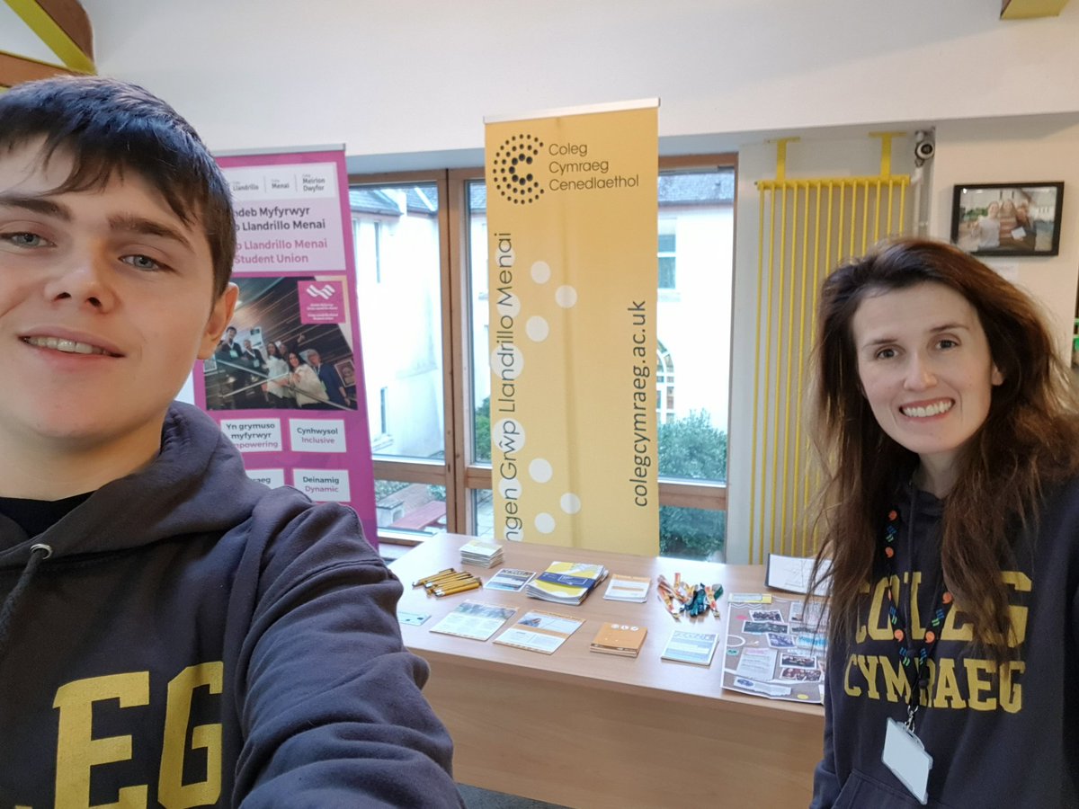 Swyddog Cangen Grŵp Llandrillo Menai (@scgllm) on Twitter photo Dyma Owain <a href="/RobertsOS15/">Owain Rob</a>, Llysgennad <a href="/colegcymraeg/">Coleg Cymraeg</a> a @meiriondwyfor a Sara <a href="/SCGLlM/">Swyddog Cangen Grŵp Llandrillo Menai</a> yn Noson Wybodaeth campws Pwllheli! Eisiau gwybod beth yw manteision y Gymraeg a'r cyfleoedd Cymraeg sydd ar gael? Heidiwch draw! Yma tan 6yh! <a href="/dyddyfodoldi/">Dy Ddyfodol Di</a> <a href="/Sgiliaith/">Canolfan Sgiliaith</a> @LlandrilloMenai Dyma Owain <a href="/RobertsOS15/">Owain Rob</a>, Llysgennad <a href="/colegcymraeg/">Coleg Cymraeg</a> a @meiriondwyfor a Sara <a href="/SCGLlM/">Swyddog Cangen Grŵp Llandrillo Menai</a> yn Noson Wybodaeth campws Pwllheli! Eisiau gwybod beth yw manteision y Gymraeg a'r cyfleoedd Cymraeg sydd ar gael? Heidiwch draw! Yma tan 6yh! <a href="/dyddyfodoldi/">Dy Ddyfodol Di</a> <a href="/Sgiliaith/">Canolfan Sgiliaith</a> @LlandrilloMenai