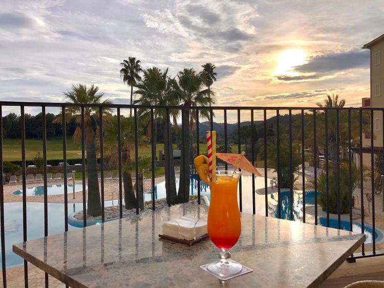 Atardecer en La Sella. 20°
#Denia #Marriott #sunset #relax #relaxingtime #lobbybar