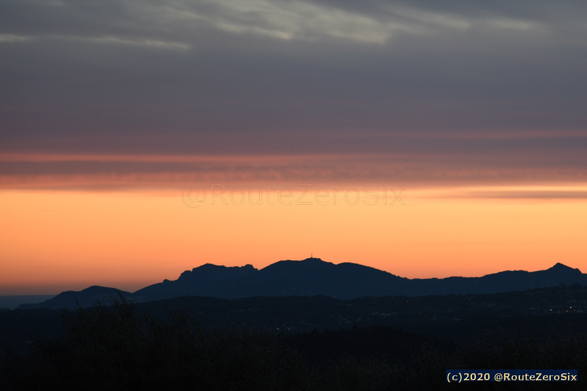 Coucher de soleil sur le massif de l'Esterel (département du Var).

Au centre le pic de l'Ours surmonté de son relais hertzien.

#CotedAzurFrance #DepartementVar