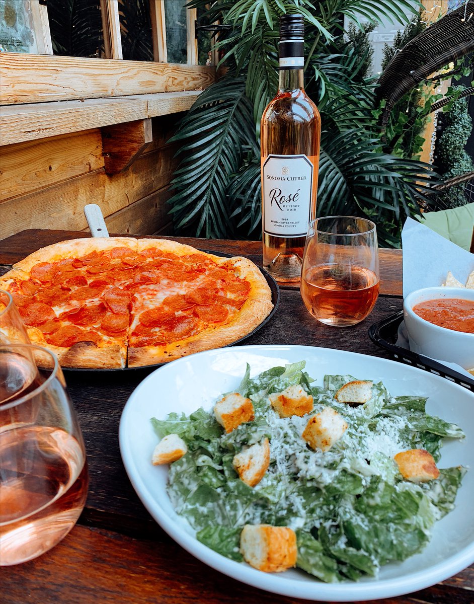 Warning: this photo may make you hungry. 
What’s your favorite wine pairing? Rosé and pizza by <a href="/chifoodath/">ChicagoFoodAuthority</a>!